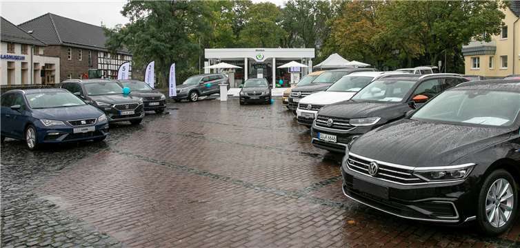 In Reih und Glied aufgestellt waren die Fahrzeuge der Autohaus Kempen Löhr Automobile Vertriebs GmbH bei der Veranstaltung „Rund ums Auto“ in Rheinbach.