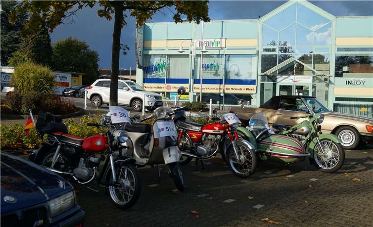 In Reih` und Glied standen die "alten Schätzchen" imstrahlenden Sonnenschein...Fotos: Verbandsgemeinde Ransbach-Baumbach