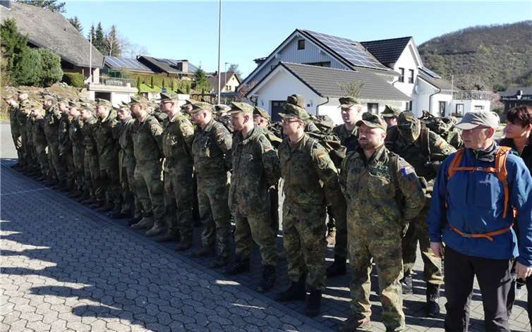 In Reih und Glied stehen die Soldaten nebeneinander und halten für einen Moment inne.  Foto: privat