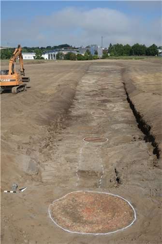 In Reihe liegende Schächte des nordwestlichen Qanat-Strangs im Planum. Foto: GDKE, Direktion Landesarchäologie, Außenstelle Koblenz / M. Gensty