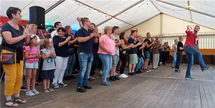 In Rekordzeit fanden sich zahlreiche Rheinbreitbacher auf der Tanzfläche ein. Foto: privat
