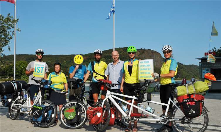 In Remagen machten die Mut-Tour-Teams Station an der Rheinpromenade, wo sie von Jan Schauff (3. v. r.) bebgrüßt wurden. RASCH