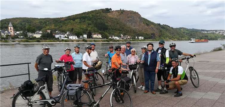 In Remagen posieren die Radler gegen Ende einer ausgiebigen Tour für das obligatorische Bild vor der Erpeler Ley. privat