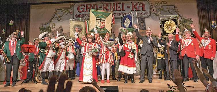 In Rheinbach wurde das erste Damendreigestirn in der Kernstadt von Bürgermeister Stefan Raetz proklamiert: Prinz Michel I. (Michaela Wagner), Jungfrau Irina I. (Weber) und Bauer Marian I. (Maria Bauerfeind).VJ