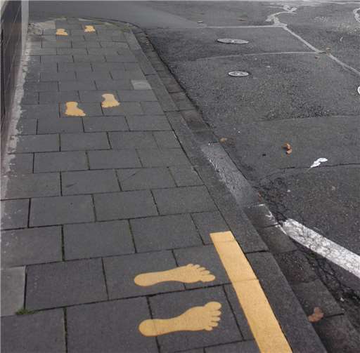 In Rheinbreitbach ist der sichere Schulweg nun durch „Gelbe Füße“ markiert.