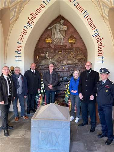 In Rheinbrohl, Linz, Neuwied und an zahlreichen weiteren Ehrenmälern wurde am Volkstrauertag der Toten von Krieg und Gewaltherrschaft gedacht. Fotos: Kreisverwaltung