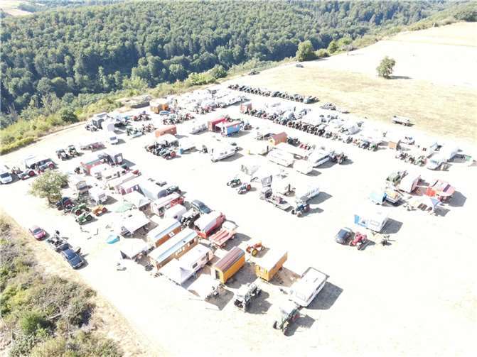 In Rhens kamen einige Traktorfreunde zusammen.  Foto: privat