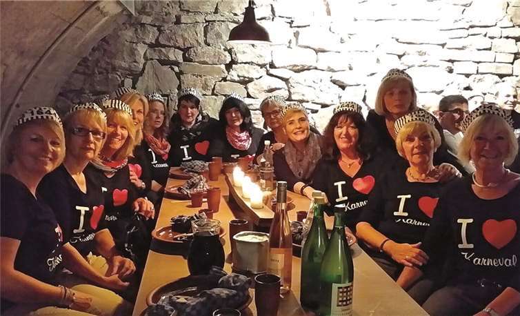 In Rüdesheim stand als erster Punkt der Reise die Inhaftierung in das Gefängnis-Restaurant „Bollesje“ an, wo man nach Einkleidung, Registrierung und Aufnahme in die Verbrecherkartei sehr streng über das Leben im Knast orientiert wurde.privat