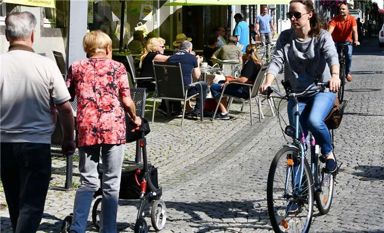 In Ruhe ein Eis essen, die Musik genießen und dann shoppen gehen, das war bei der Aktion „Heimat shoppen“ in Sinzig angesagt. Fotos: RASCH