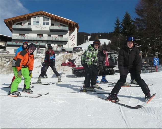 In Saalbach-Hinterglemm stand nicht nur die Skischule auf dem Programm, in einem Vortrag erfuhren die Schüler auch Wissenswertes über die Region.  Gerhard Neumann