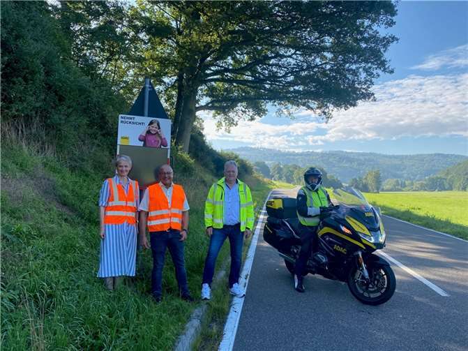 In Sachen Lärmbekämpfung im Gelbachtal unterwegs: Gabi Wieland Stadtbürgermeister Stadt Montabaur; Herbert Hippenstiel, Kreisverwaltung Westerwald; Herbert Fuss und Bernd Wagner, ADAC Mittelrhein e.V. Foto: Karin Maas für Verbandsgemeinde Montabaur