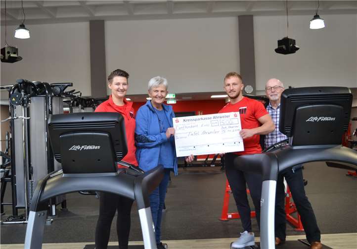 In Sachen „Tafel Ahrweiler“ auf dem Laufenden sind (v.l.) Svenja Drößlich, Marion Eisler, Kevin Marienfeld und Otto Fior, hier bei der Spendenübergabe im Fitnessstudio „clever fit“.Foto: E.T. Müller