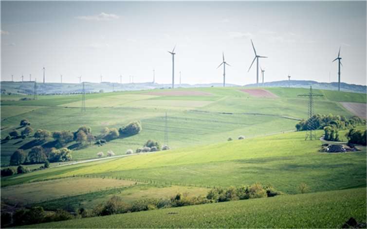 In Sachen Windkraft ist der Eifelkreis in Rheinland-Pfalz eine Vorzeigeregion, der weitere Ausbau dürfte allerdings in Zukunft schwierig werden. Foto: Photogrevy / Fotolia.