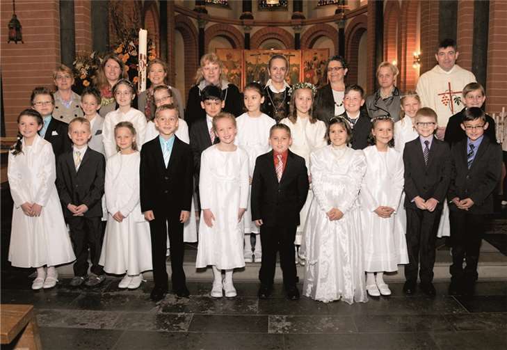 In Sankt Peter, in Sinzig, gingen junge Christen zur Erstkommunion. RÜ