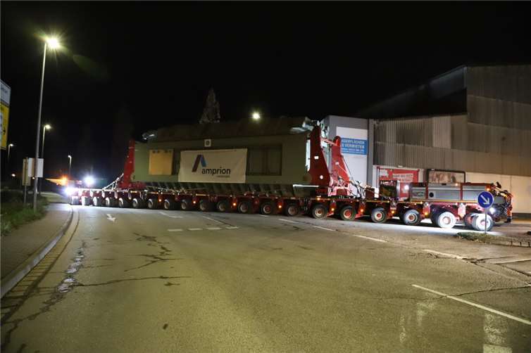 In Schrittgeschwindigkeit ging es mit dem 35 Meter langen und fast fünf Meter breiten Transportfahrzeug durch die Straßen.