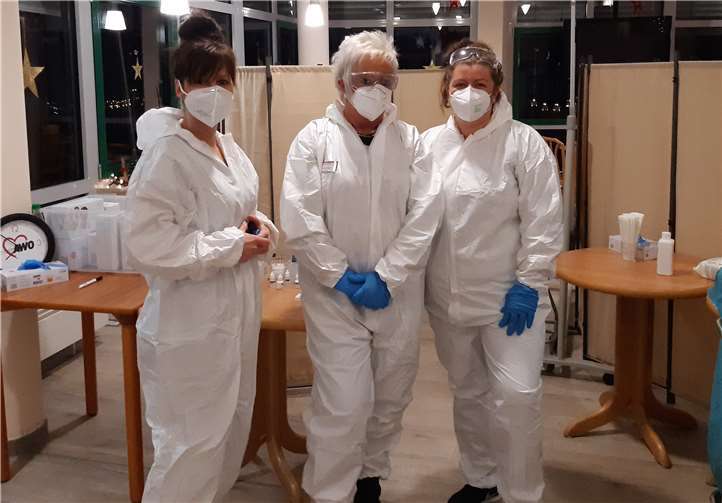 In Schutzkleidung: Judith de Boer-von der Weiden, Connie Mintgen-Henigin und Michelle Schwall. Foto: privat