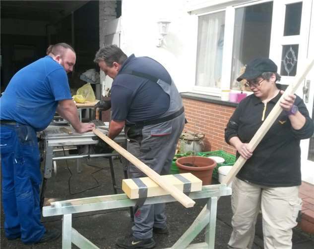 In Sebastian wird schon eifrig an den Marktbuden gezimmert, in denen ab diesem Jahr die Aussteller ihre Waren präsentieren können. privat