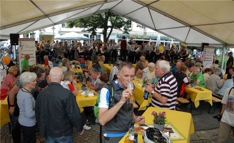 In Selters hatte der Jubiläums-Raderlebnistag mit einem Gottesdienst begonnen. Anschließend gab es hier Kulinarisches, Trödel und Musik, unter anderem vom Maxsainer Musikverein.