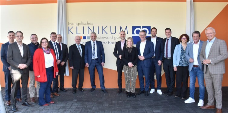 In Selters stellten sich die Teilnehmer des Empfangs vor dem neuen Firmenlogo auf. 