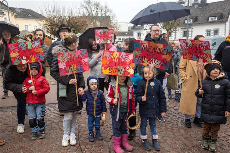 In Selters traten zahlreiche Menschen für Vielfalt und Demokratie und gegen Ausgrenzung ein.  Fotos: Stadt Selters