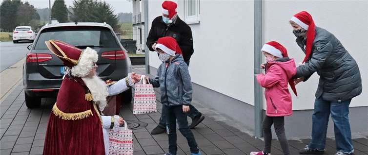 In Selters zog der Nikolaus samt Engel, seinem Elfen-Team sowie drei Rentier-Mobilen durch Selters, um den Kindern kleine Geschenke nach Hause zu bringen.Foto: privat