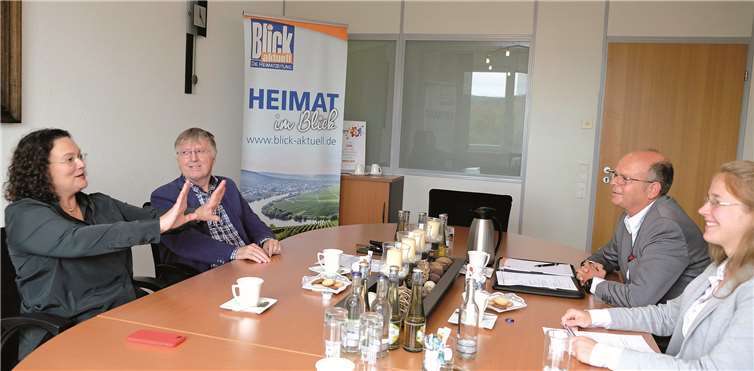 In Sinzig gab Andrea Nahles nach eigener Aussage ihr letztes Interview als Politikerin. Sie sprach mit Hermann und Corinna Krupp (re.).Foto: pape