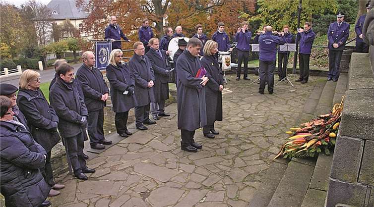In Sinzig legten Ortsvorsteherin Silvia Mühl und Pfarrer Achim Thieser einen Kranz am Ehrenmal nieder. RÜ