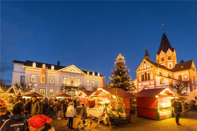 In Sinzig verwandelt ein Mittelaltermarkt vom 5. bis 7. Dezember die Gassen rund um die Pfarrkirche St. Peter in eine zauberhafte Weihnachtswelt. Foto: Dominik Ketz