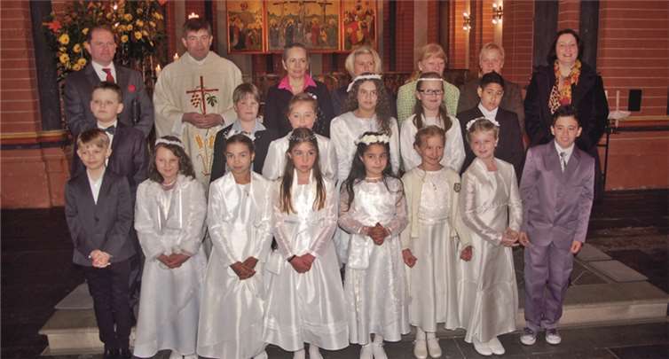 In Sinzigs Wahrzeichen Sankt Peter gingen folgende junge Gläubige mit zur Erstkommunion: Emma Burkert, Julia Reimsbach, Johanna Freise, Lisa Marie Schunk, Johannes Kabro, Mika Sesterhenn, Vanessa Kabro Stefan Shanna-Velvet, Maya Kasouha, Jason Steinheuer, Max Müller Vincent Unger, Blanca Ockenfels und Emuly Zöllner. 