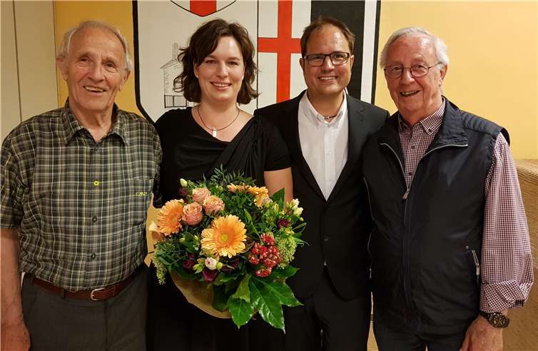 In St. Sebastian setzte sich Amtsinhaber Marco Seidl bei der Wahl des Ortsbürgermeisters mit 67,7Prozent der Stimmen überraschend deutlich gegen seinen Mitbewerber durch. Gemeinsam mit seiner Frau Julia freute er sich unter anderem über die Glückwünsche des Ortsbürgermeisters a. D. Toni Thielen (r.) und von Willi Zens (l.).