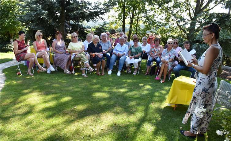In Stefans Garten las Kathy Cadel aus dem Buch „Am Arsch vorbei geht auch ein Weg“.Fotos: HEP
