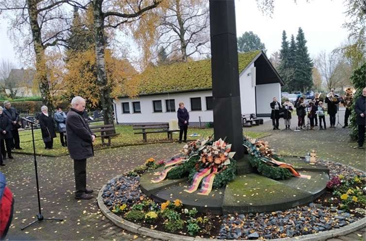 In Straßenhaus wurde den Opfern der beiden Weltkriege gedacht. Foto: privat