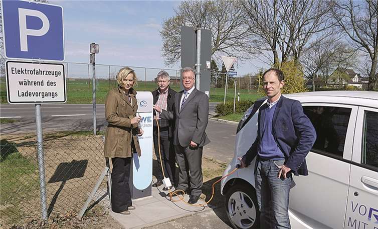 In Swisttal wurde jetzt die Ladestation in Betrieb genommen (v. l.): Martina Meyer (RWE), Jürgen Hammelmann (RWE), Bürgermeister Eckard Maack und Reinold Lethert, Sachgebietsleiter Fachbereich II. privat