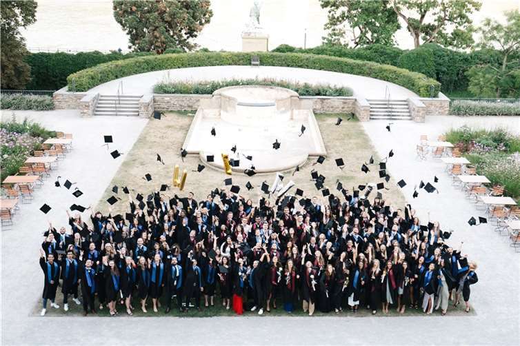 In Talaren gekleidet nahmen die der Absolventinnen und Absolventen der verschiedenen wirtschaftswissenschaftlichen Bachelor- und Masterstudiengänge eine Rose und ihre Urkunde entgegen. Foto: hs Koblenz
