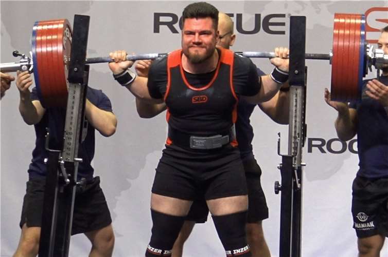 In Tartu zeigte Timo Jakobi beeindruckende Leistungen mit 322,5 kg im Kniebeugen.  Foto: privat