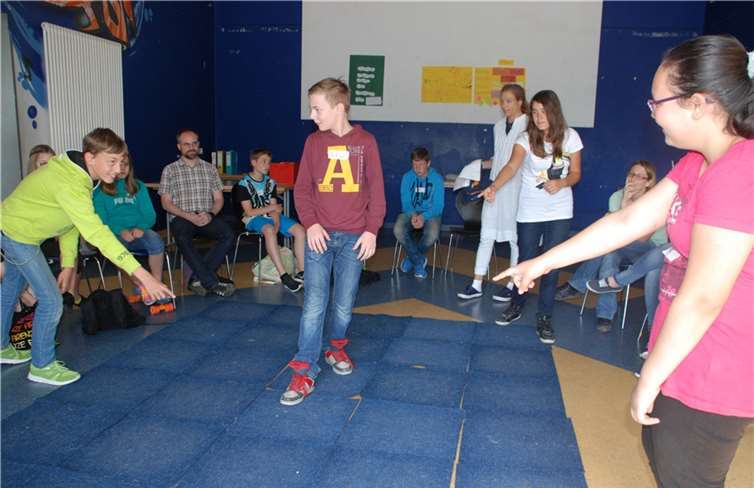 In Teamspielen lernen die Schüler, sich mit Zeichen zu verständigen.privat