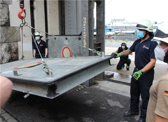 In Teilen Handarbeit: Zum Schließen der Deichtore werden auch die Hände der Neuwieder Feuerwehrleute gebraucht.