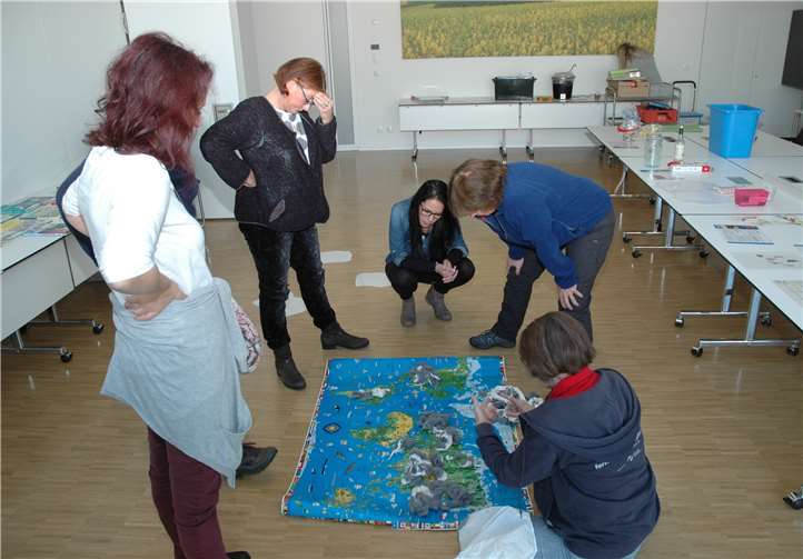 In Theorie und Praxis lernten die Erzieherinnen, wie Kindern der Klimawandel spielerisch veranschaulicht werden kann. privat