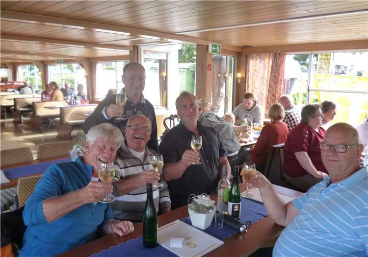 In Traben-Trarbach nutzten die Mitglieder die Zeit, um ein Eis zu essen, die Sonne zu genießen oder um den guten Wein zu verkosten.