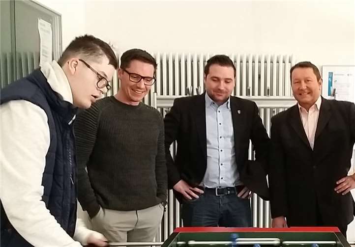 In Treis freute sich Geschäftsführer Dieter Jobelius (3. v. r.) mit dem Team der Mosellandwerkstätten über die Spende.