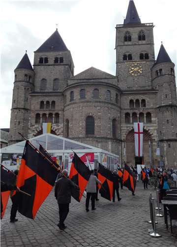 In Trier fand ein feierlicher Einzug in den voll besetzten Dom statt.privat