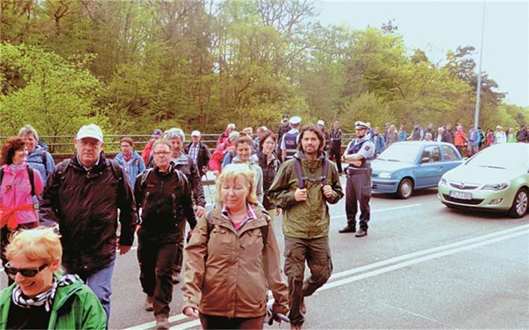 In Trier gab es „Polizeischutz“ für die Matthiaspilger, beim Straßenwechsel, hier auf der B 51, der viel befahrenen „Bitburger“ Zufahrtsstraße.