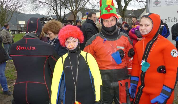 In Trockenanzügen und buntem Outfit nahmen wieder zahlreiche Mutige am Neujahrsschwimmen teil.