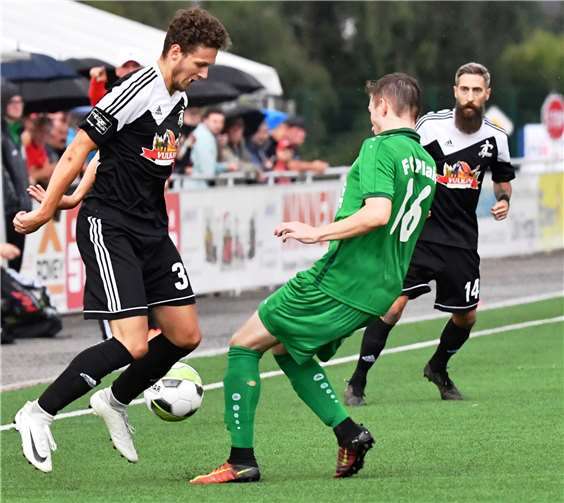 In Unterzahl fühlte sich Leroy Lehmann (Mitte) gegen Milan Rawert (am Ball) und John Rausch (rechts im Hintergrund) nicht so wohl.