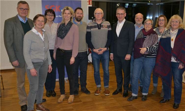 In Urbar machten sich zahlreiche Kommunalwahlkandidaten der SPD mit dem Vorsitzenden Bernd Schemmer (links), Ortsbürgermeisterin Karin Küsel (Zweite von links) und dem stellvertretenden Landesvorsitzenden Hendrik Hering (Fünfter von rechts) ) fit für die Kommunalwahl.Foto: privat