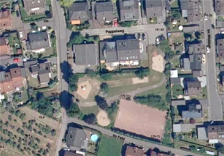 In Urmitz entsteht zwischen den Straßen Im Feld (unten) und Lehpfad (links) eine neue Kindertagesstätte.