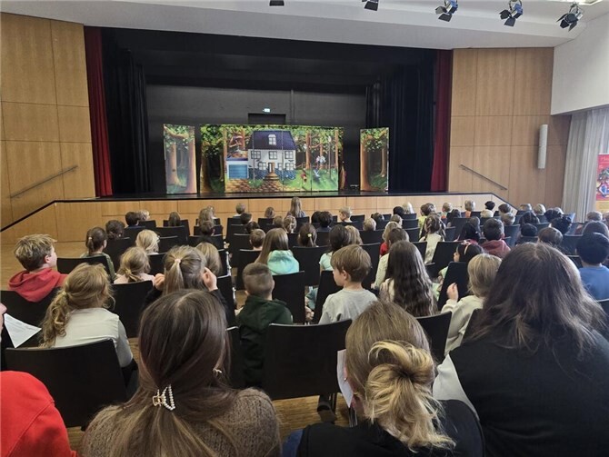 In Vallendar machte das Brandschutzpräventions-Theater „Marco und das Feuer“ Station im Haus für Kinder Vallendar, um Kinder spielerisch für Brandgefahren zu sensibilisieren. Foto: privat