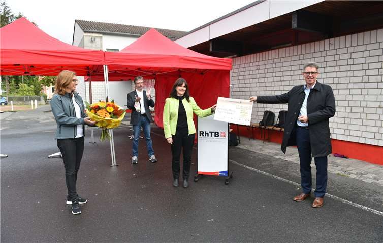 In Vertretung des Landrates Dr. Alexander Saftig nahm Lea Bales (2. v. r.), Projektkoordinatorin für das Projekt „Bewegung in die Dörfer“ bei der Kreisverwaltung Mayen-Koblenz, den Preis entgegen. Foto: LZG/Kristina Schäfer
