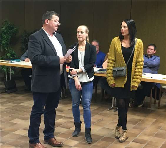 In Vertretung für Norbert Ochtendung wurde den Töchtern Jennifer und Jaqueline der Ehrenpreis überreicht. Foto: privat