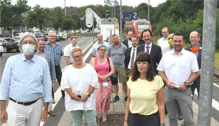 In Vertretung von Bürgermeister Albert Jung begrüßte der Beigeordnete der Verbandsgemeinde Kaisersesch, Benedikt Oster, MdL, neben zahlreichen Gästen auch den Fraktionsvorsitzenden Dr. Bernhard Braun und die verkehrspolitische Sprecherin Jutta Blatzheim-Roegler, MdL, vom Bündnis90/Die Grünen in Rheinland-Pfalz, am Bahnhof in Kaisersesch.Foto: Verbandsgemeinde Kaisersesch